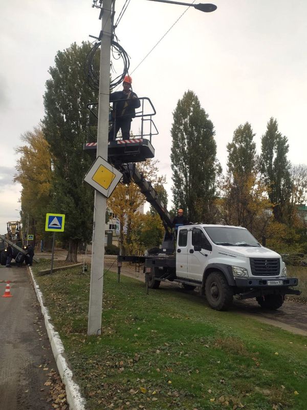 В Рубежном специалисты ДЭП и РЭС города Рубежное провели работы по замене электроопоры