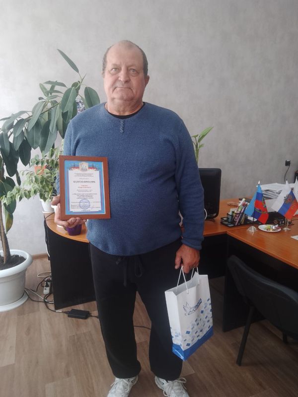 В честь Дня автомобилиста Центр почтовой связи №1 города Алчевск поздравил водительский состав центра, а так же был награжден за высокий профессионализм водитель 1 класса Зайченко Игорь Иванович!