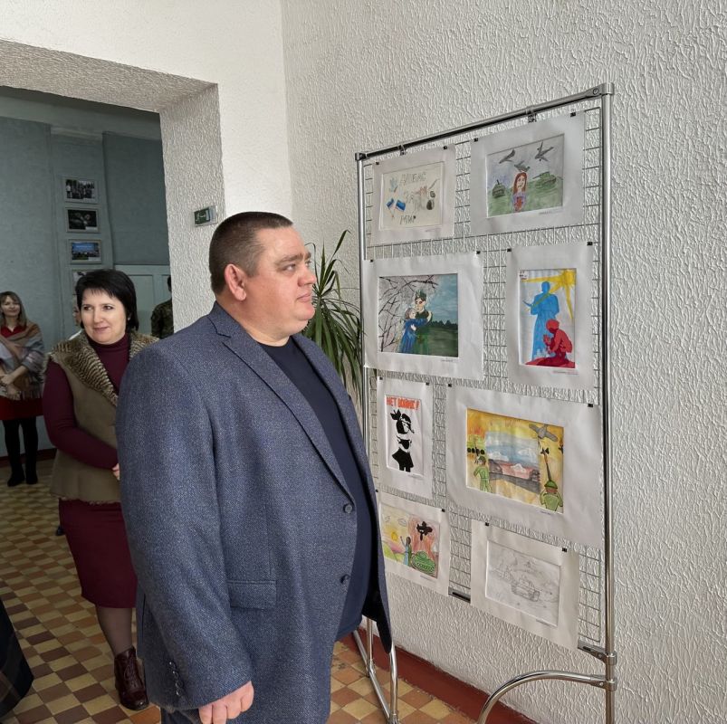 Сегодня Глава городского округа город Ровеньки Андрей Рубанцов посетил музей боевой и трудовой славы «Память» в Ясеновской гимназии им. Ю.В. Стеценко