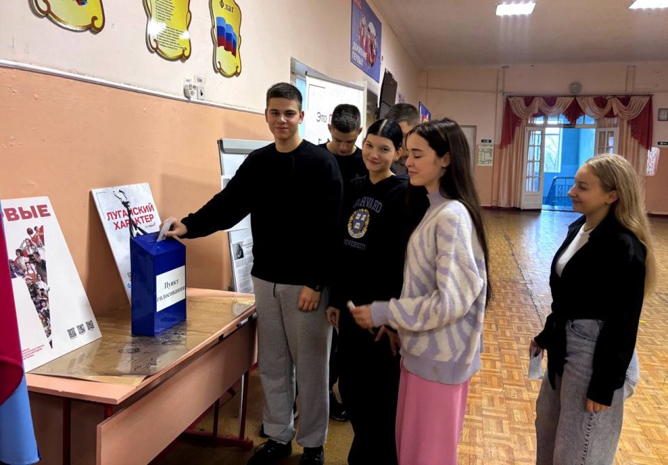 В Ровеньковской школе №12 состоялись выборы Президента!
