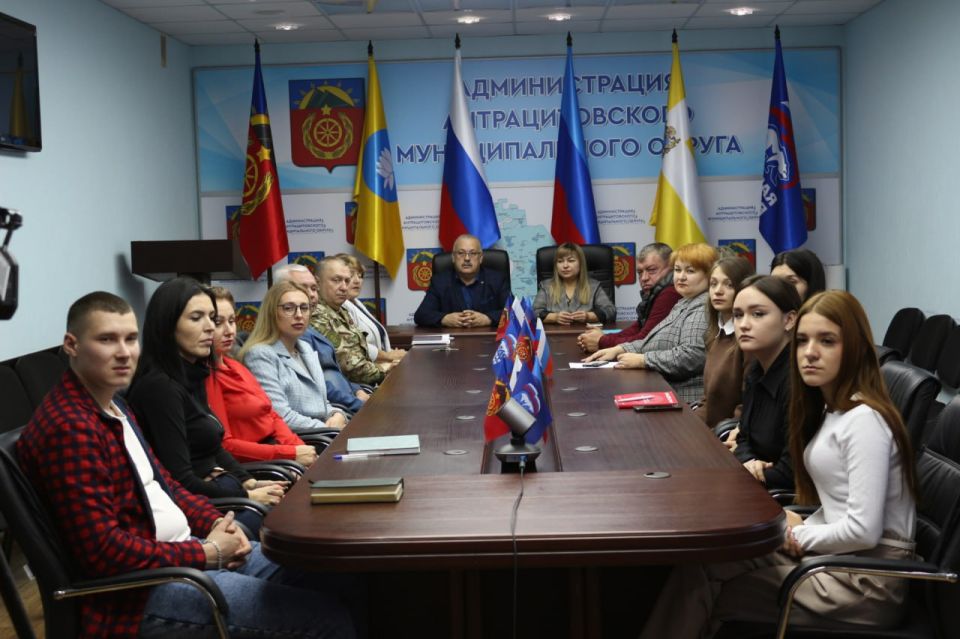 Антрацитовские единороссы провели круглый стол «Мои земляки – мои Герои»