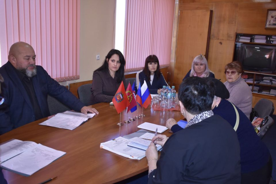 Глава Перевальского муниципального округа ЛНР Виталий Михайлов провел очередную встречу с матерью погибшего участника СВО Раисой Коптевой
