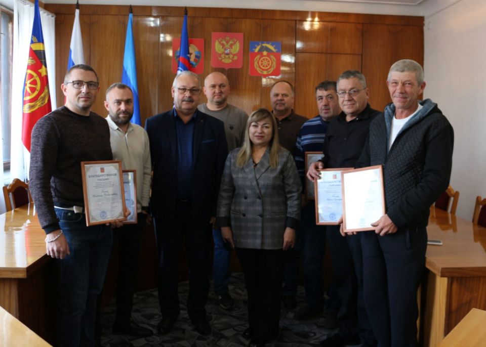 Сергей Саенко: В преддверии Дня автомобилиста совместно с председателем Совета Антрацитовского МО Викторией Сошиной поздравил сотрудников предприятий и учреждений округа с этим замечательным праздником