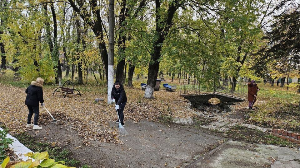 В городском парке культуры и отдыха прошел субботник по благоустройству территорий лесной зоны, организованной работниками клубных учреждений нашего города