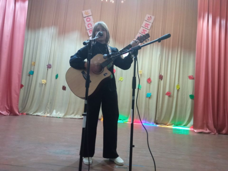 В Центре досуга "Дзержинец" для детей поселка прошел творческий конкурс "Осенняя фиерия", в котором приняли участие участники вокального кружка "Мелодика"