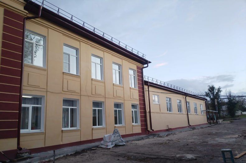 Строители Хакасии завершают капитальный ремонт в школе имени Олега Кошевого Свердловского округа