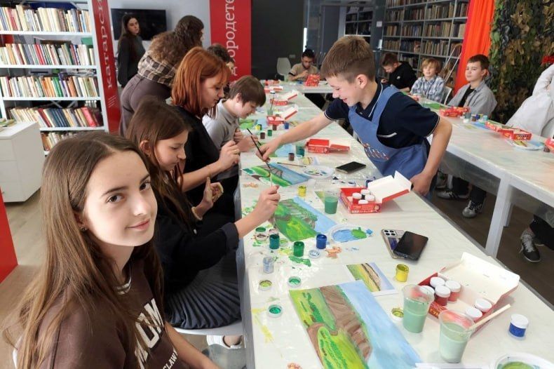 В Свердловской городской библиотеке состоялось комплексное мероприятие «Читаем, познаем, рисуем»