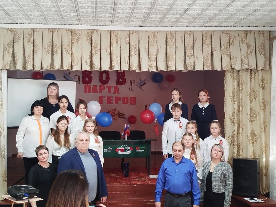 В Успенской средней школе №3 провели торжественное открытие «Парты Героя»