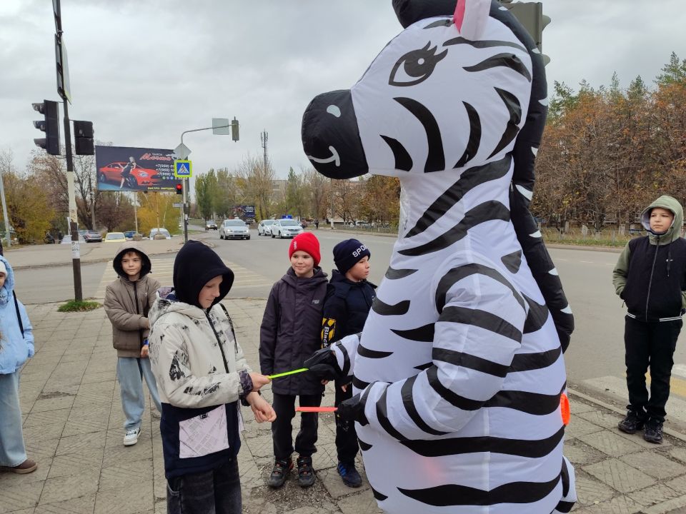 Юные инспектора дорожного движения из отряда "Скорость" Ровеньковской школы № 3 вместе с зеброй Полосочкой провели яркую и очень важную акцию