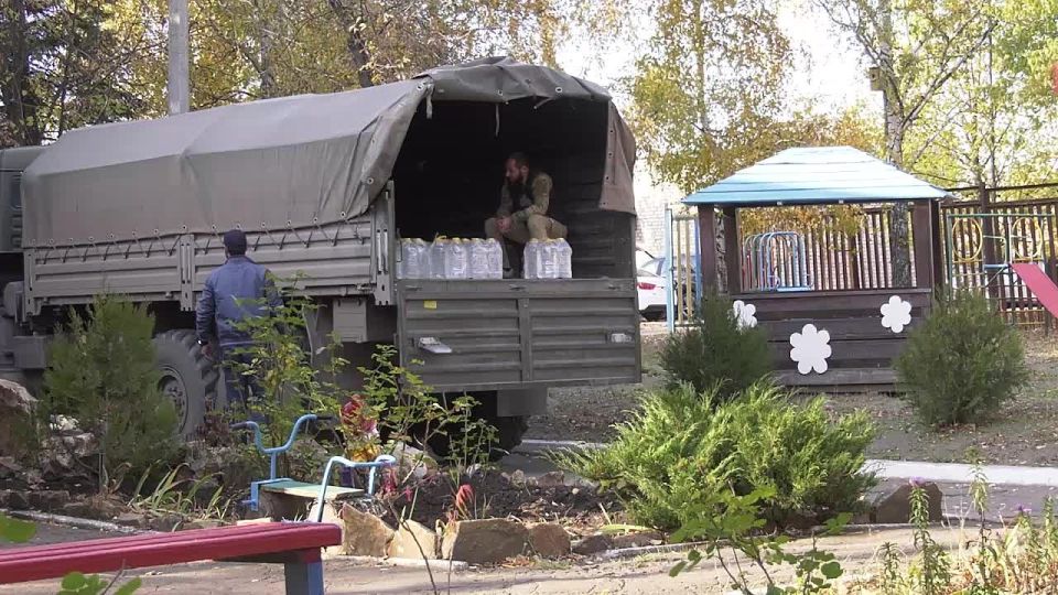 Общественники из Дагестана совместно с «Народным Фронтом» доставили питьевую воду детским садам и маломобильным гражданам Антрацита