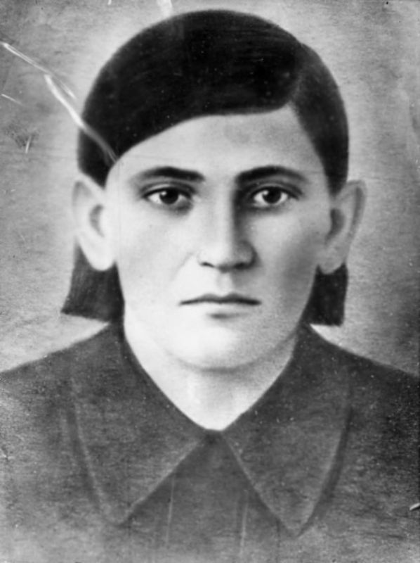 Антонина Александровна Иванихина родилась 15 апреля 1923 года в поселке Первомайке Краснодонского района в семье рабочего