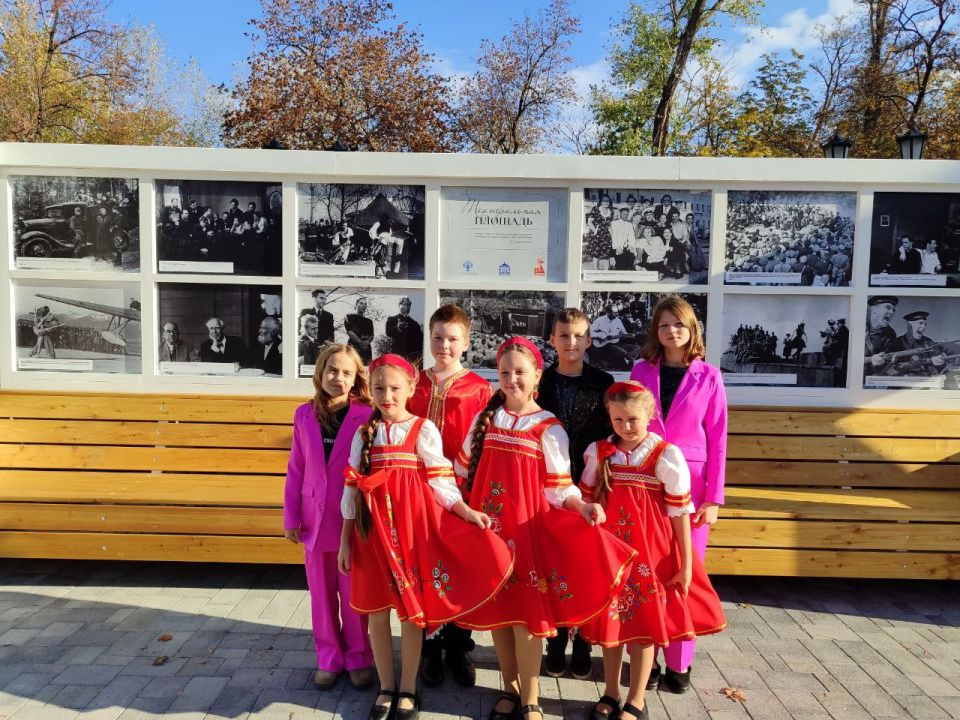 В Антрацитовском муниципальном округе состоялось знаковое событие, в парке имени Победы начала работу уличная выставка «Театральная площадь», созданная Музеем обороны Севастополя при поддержке Министерства культуры...