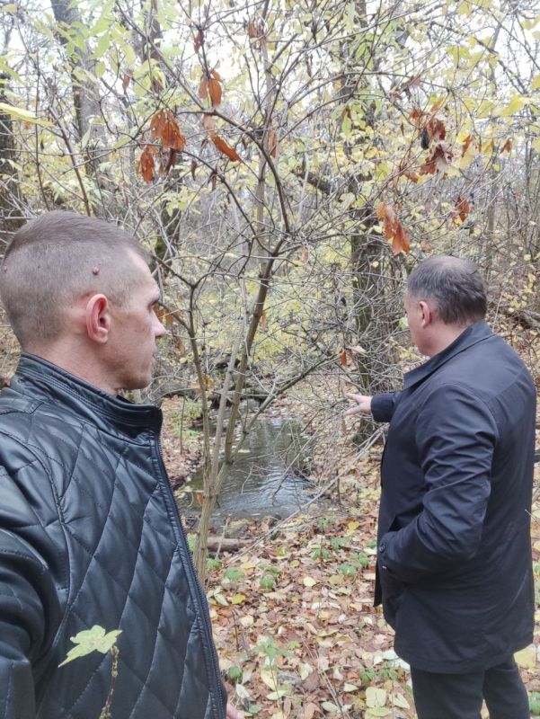 Сегодня сотрудники отдела чрезвычайных ситуаций, охраны труда и окружающей природной среды Администрации городского округа город Ровеньки проинспектировали водный объект - водоток, расположенный на территории городского...