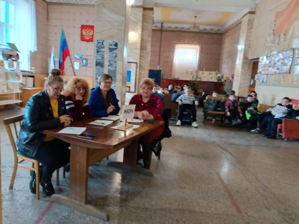 В фойе клуба г. Вахрушево-2 состоялся конкурс «Мисс осень — 2025» среди учащихся младших классов