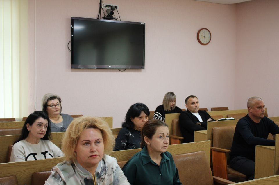 Сегодня временно исполняющий полномочия Главы городского округа город Ровеньки Дмитрий Игошин провел рабочее совещание с руководителями управлений администрации и структурных подразделений, посвященное подготовке...