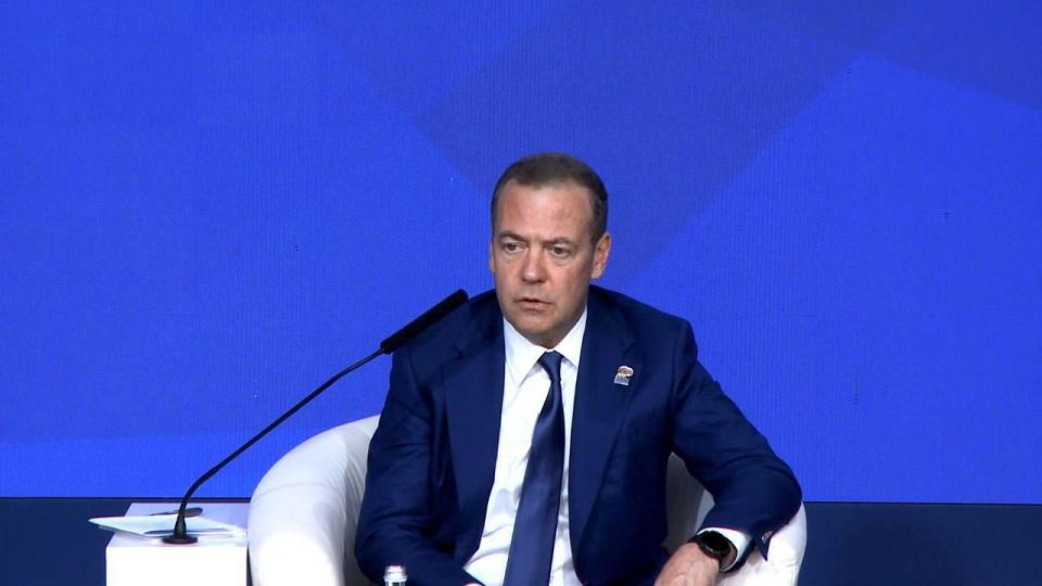 Председатель партии Дмитрий Медведев собрал секретарей первичек со всей страны — всего 89 человек