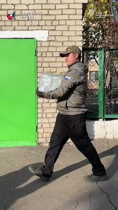 Воду доставили!. Молодёжка НФ совместо с РИК НФ ЛНР привезли в Антрацит 3 000 литров воды