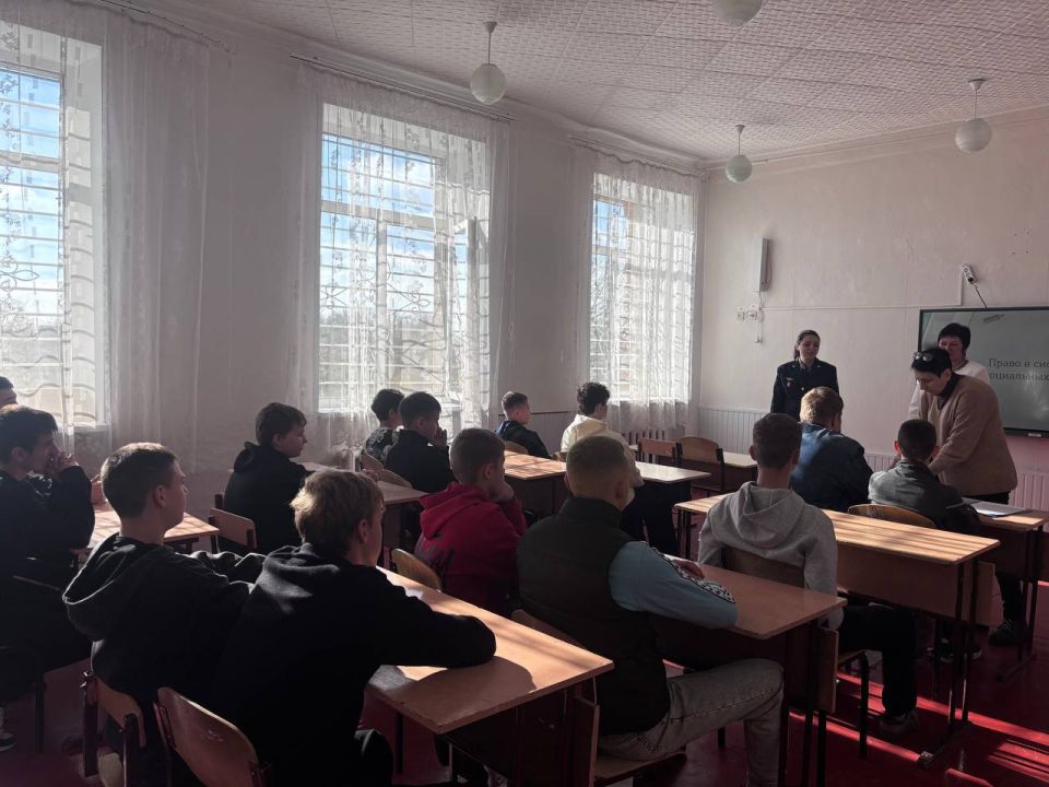 28 октября с целью профилактики правонарушений среди несовершеннолетних, повышения их правовой культуры в Ровеньковской школе №12 состоялась важная встреча
