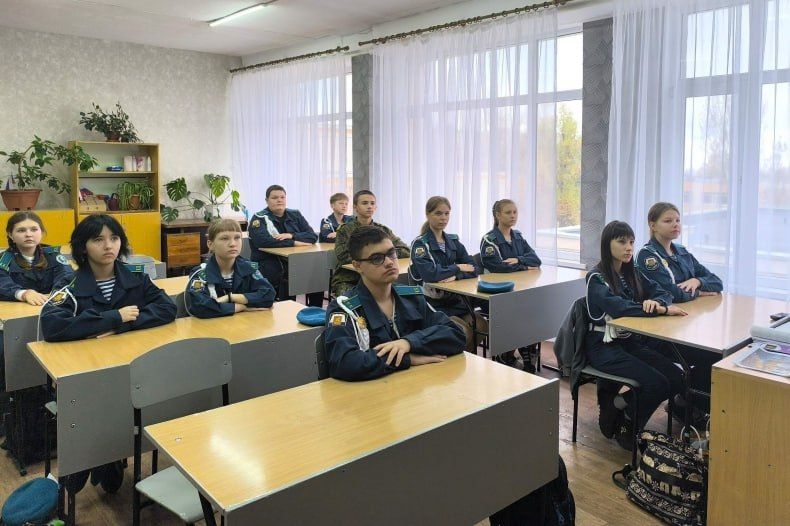 В Свердловской средней школе №8 провели классный час «Город героев, город шахтёров, город талантов»