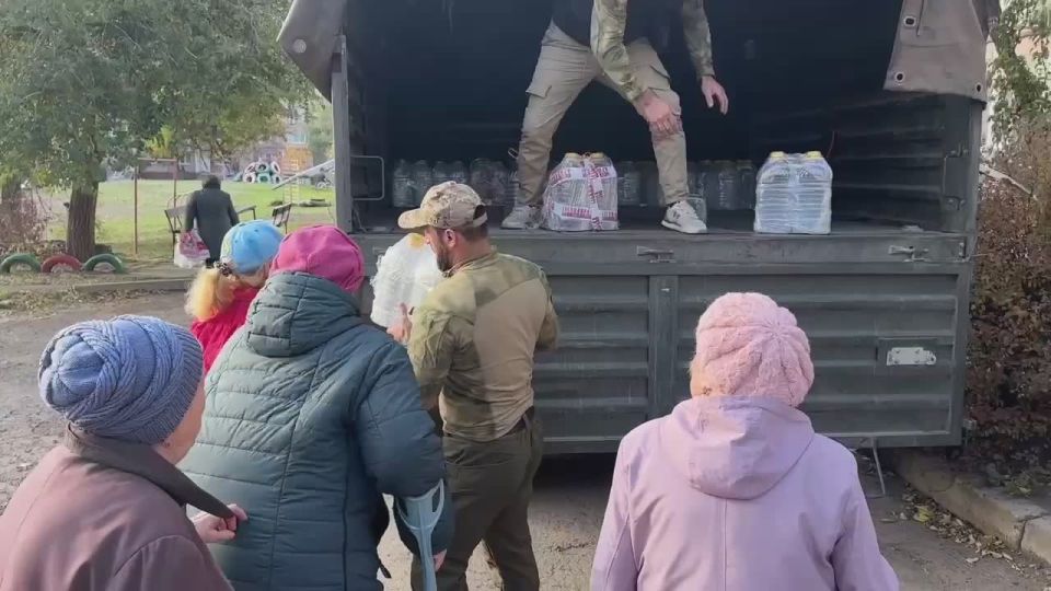 Народный фронт ЛНР доставил более пяти тыс литров питьевой воды жителям Антрацита, где продолжается острая проблема с водоснабжением — в ряде домов вода не подаётся уже два месяца