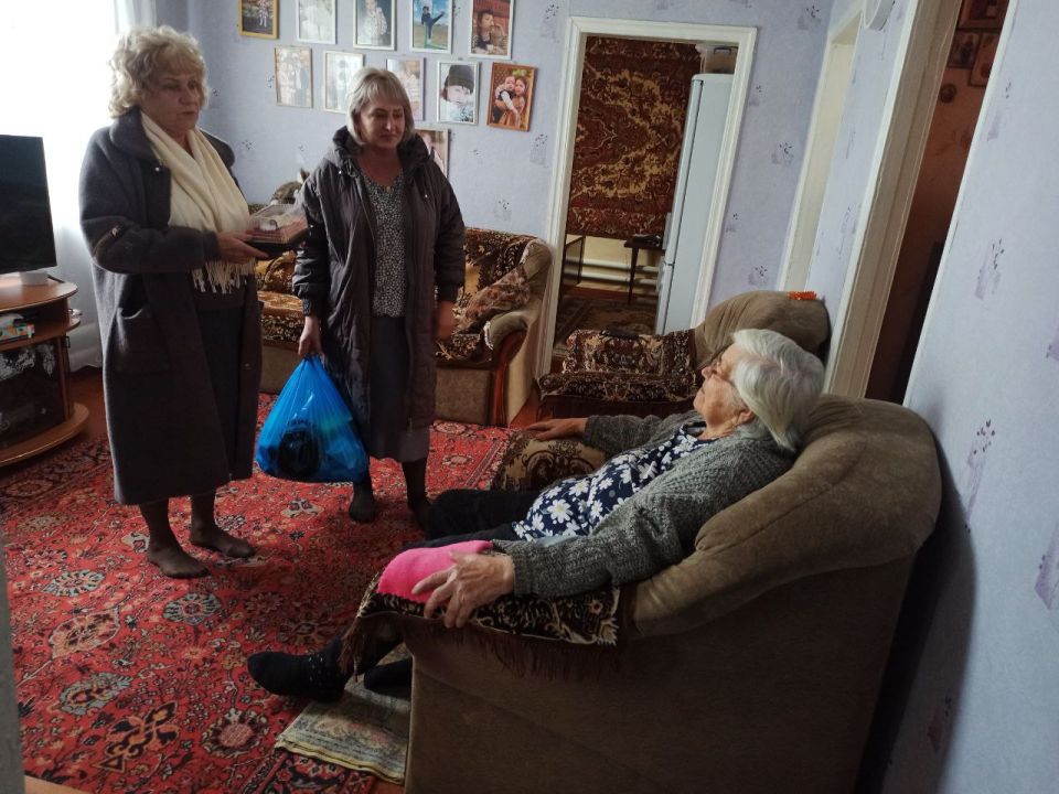 Сотрудники отдела жизнеобеспечения пгт Кленовый продолжают оказывать адресную помощь старшему поколению, что особенно важно в наше время