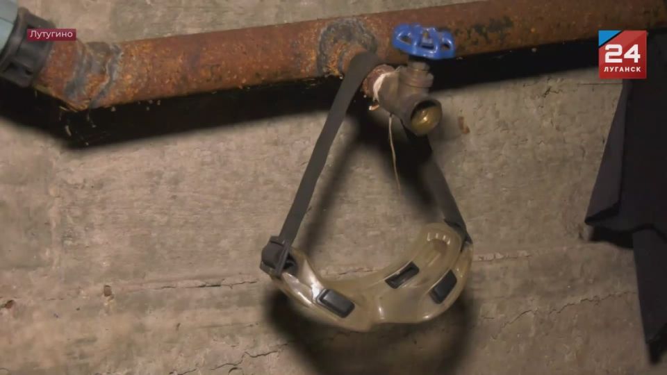 В одном из многоквартирных домов в Лутугино меняют трубы