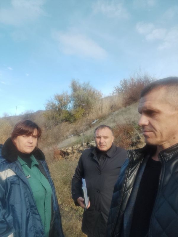 Сегодня сотрудники отдела чрезвычайных ситуаций, охраны труда и окружающей природной среды совместно с представителем ГУП ЛНР «Лугансквода» выехали по обращению жителя города Ровеньки, Фомина В.А., для проверки ситуации со...