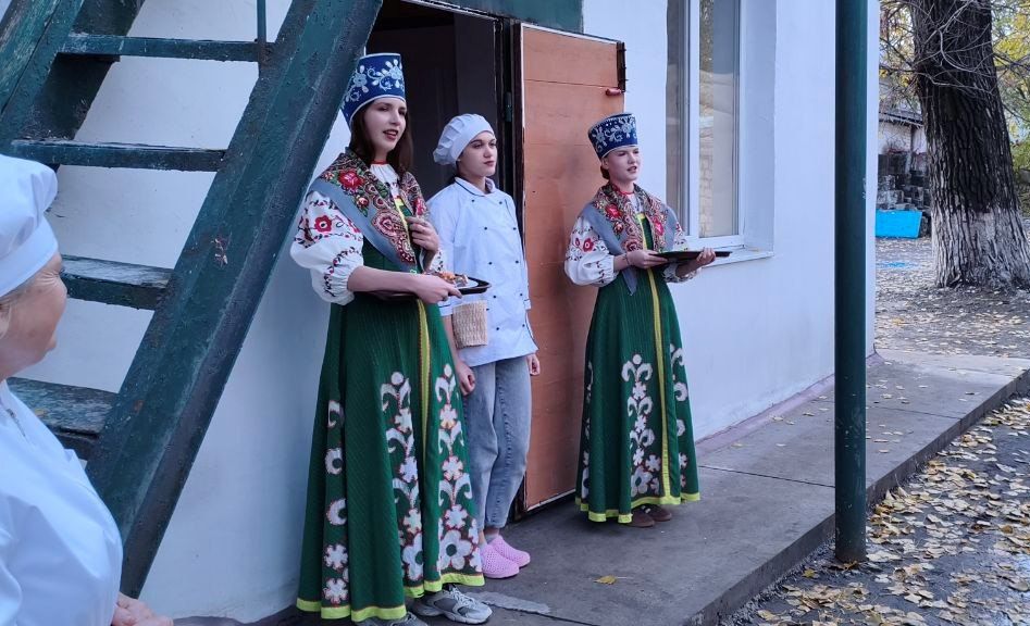 В преддверии Дня народного единства молодежь округа освоила секреты русской кухни