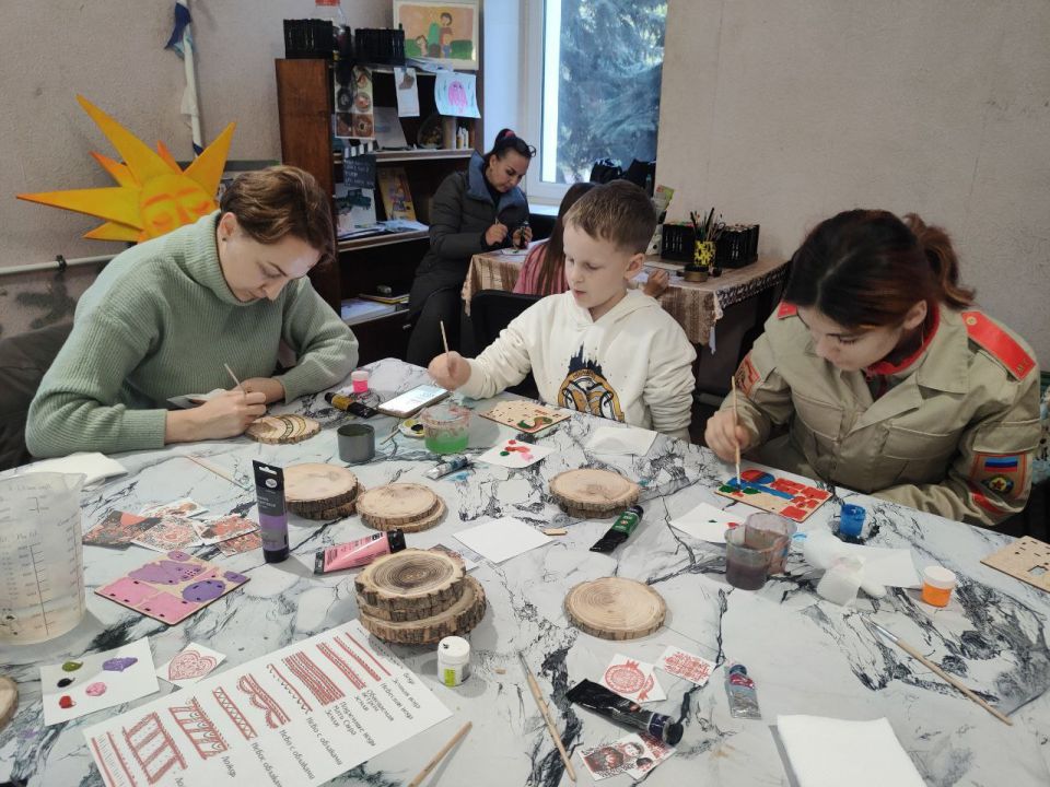 В Алчевске прошла акция «Хоровод», посвященная Дню народного единства
