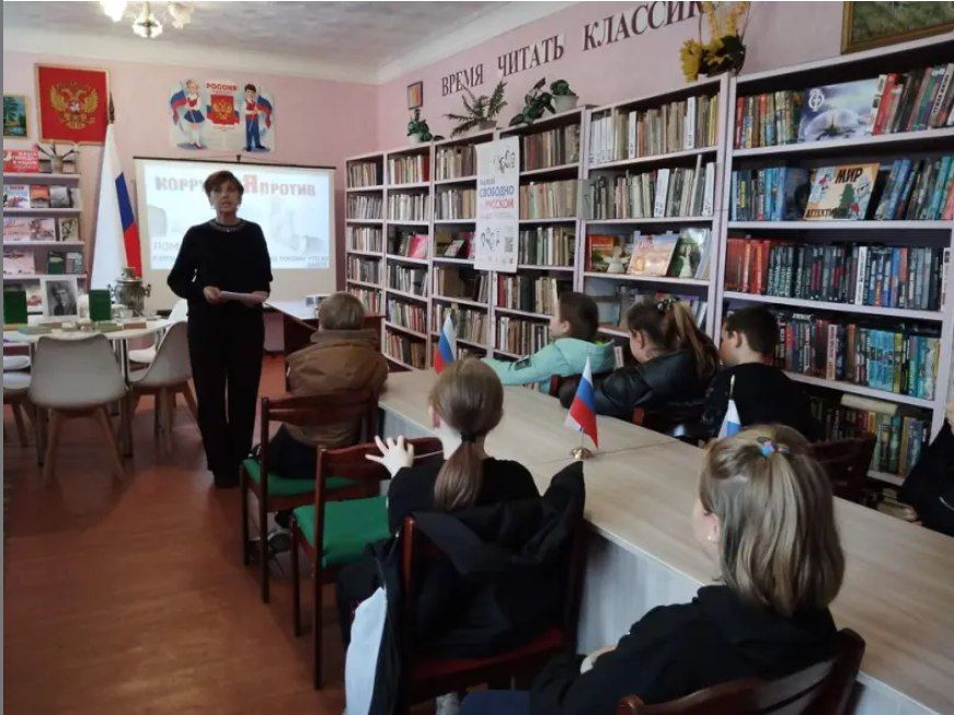 В библиотеке мкр.Черниговский состоялось познавательное мероприятие для юных участников кружка "Волшебная бумага" из Ровеньковского детского центра научно-технического творчества