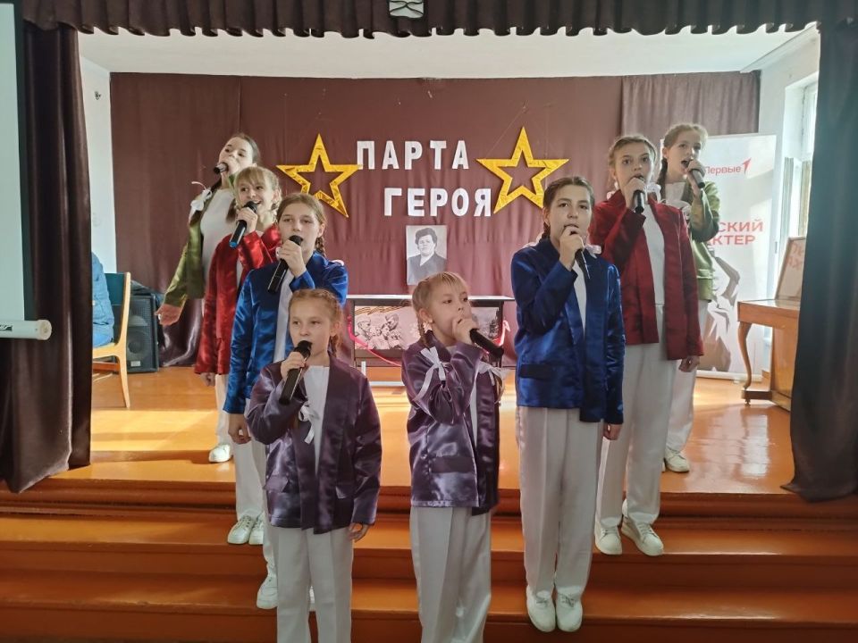 В Успенской средней школе №2 торжественно открыли "Парту Героя"