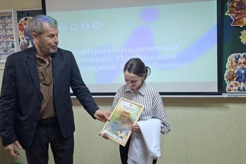 Подарки от Минприроды Хакасии добрались до победительницы конкурса рисунков из ЛНР