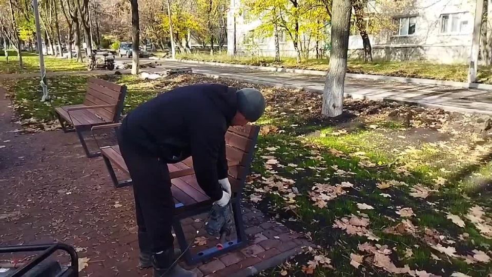 В Ровеньках продолжаются работы по благоустройству аллеи на улице Ленина