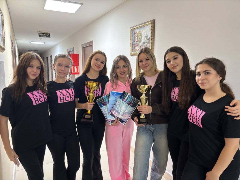 Танцевальный коллектив «XXI век» Молодогвардейской средней школы № 21 под руководством Кристины Казейкиной успешно выступил на Международном конкурсе «СОЧИНСКИЙ ТРИУМФ» в городе Сочи! Ребята стали Лауреатами 1 степени в двух...