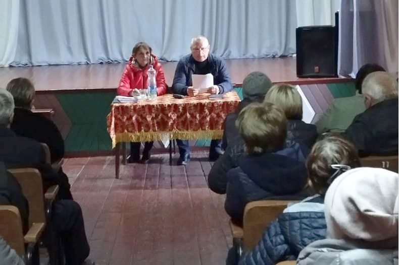 В здании сельского клуба села Панченково состоялся сход жителей села, на нем присутствовало 35 человек