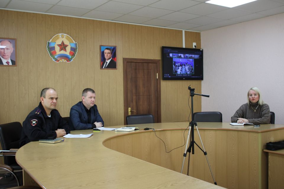 Сегодня временно исполняющий полномочия Главы городского округа город Ровеньки и начальник отдела Госинспекции безопасности дорожного движения отдела МВД "Ровеньковский" приняли участие в заседании комиссии Луганской...