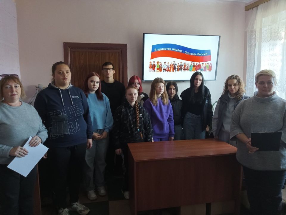 К Дню народного единства в Лутугинской центральной районной библиотеке состоялся исторический час