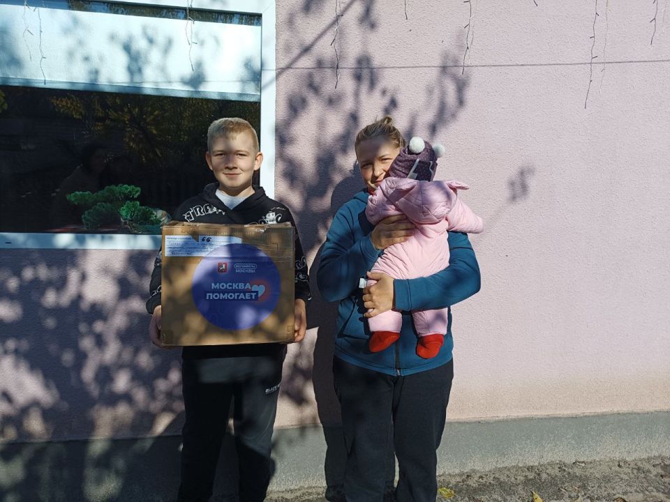 Вячеслав Третьяков: Накануне Дня народного единства помощь, привезённая из Москвы проректором Российского социального государственного университета (РГСУ, г. Москва) Дмитрием Самойленко, была доставлена самым маленьким...