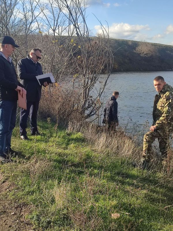 Сегодня сотрудники отдела чрезвычайных ситуаций, охраны труда и окружающей природной среды Администрации городского округа город Ровеньки посетили пруд «Валентиновский» для проведения планового анализа состояния дамбы