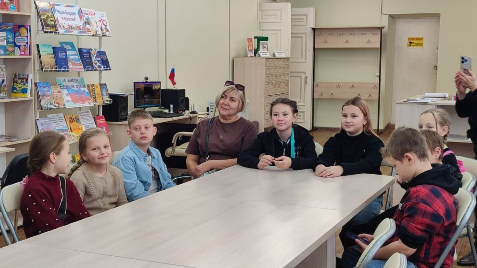 В модельной библиотеке МБУ "АГЦБС" для воспитанников Антрацитовской станции юных туристов состоялся патриотический час «Мы — вместе, в этом наша сила» посвященный 4 ноября - Дню народного единства