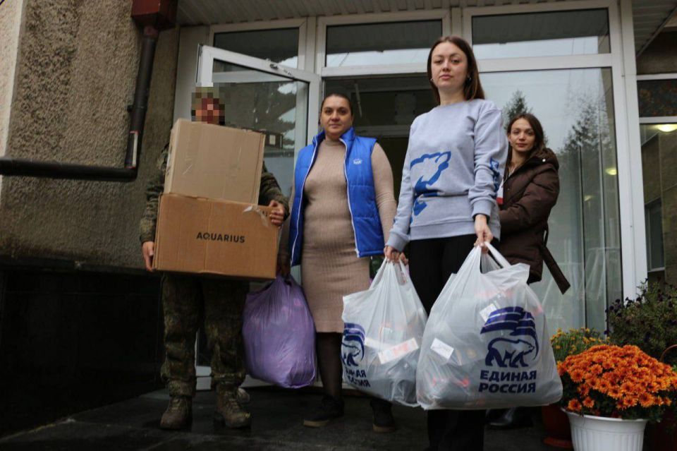 Zа Победу: Антрацитовские единороссы передали гуманитарную помощь и выпечку участникам СВО ко Дню народного единства