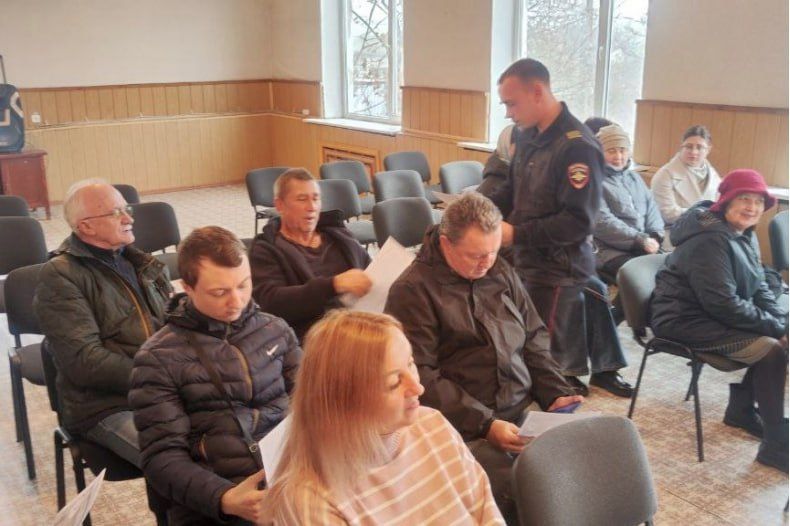 В пгт Ленинский провели встречу с жителями по вопросу профилактики мошенничества