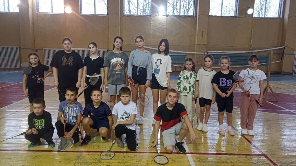 В дни осенних каникул, 29 октября на базе спортзала «Кристалл» Петровского комплекса спортивных сооружений прошли соревнования по бадминтону среди спортсменов секции спорткомплекса