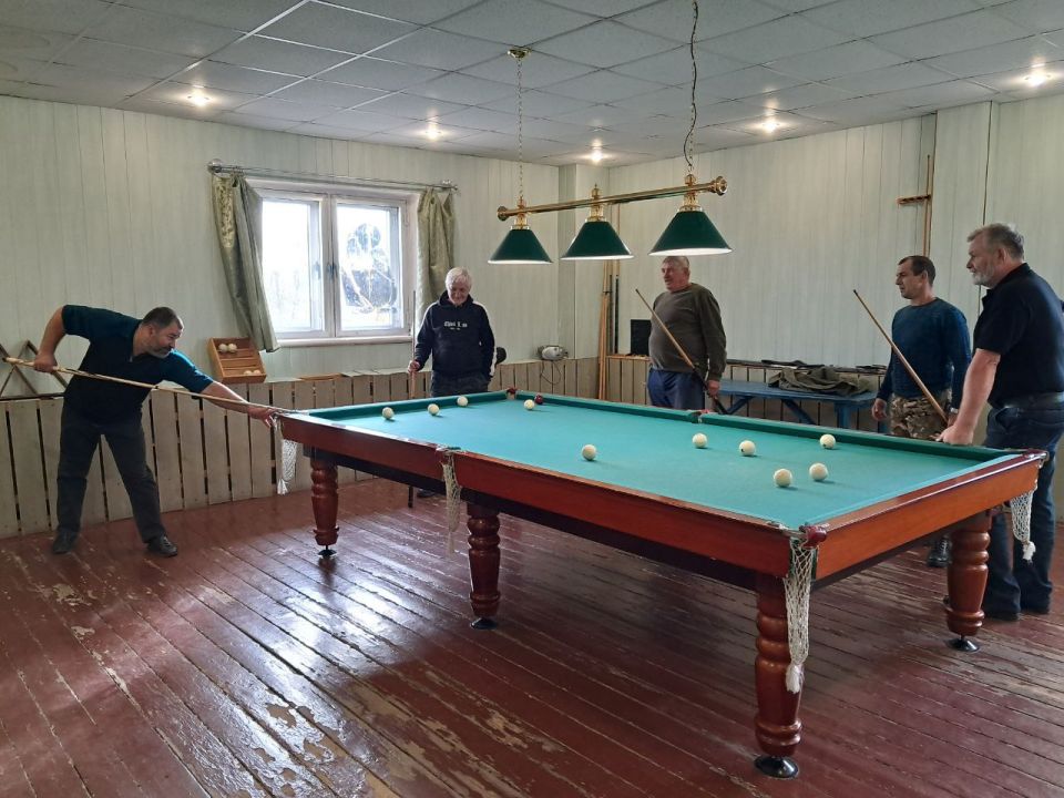 В рамках регионального движения "За медицину здорового долголетия" в Доме культуры им. Горького пгт Ясеновский было проведено мероприятие «Играем в бильярд с друзьями»