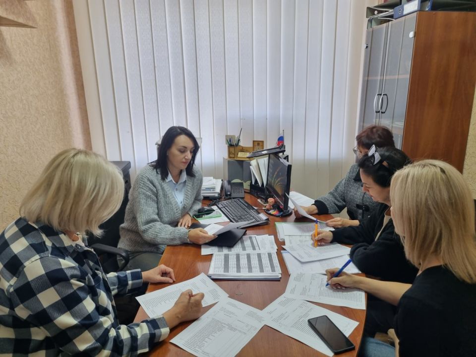 Семинар по архивному делу в Лутугинском муниципальном округе: совершенствование работы с документами постоянного хранения