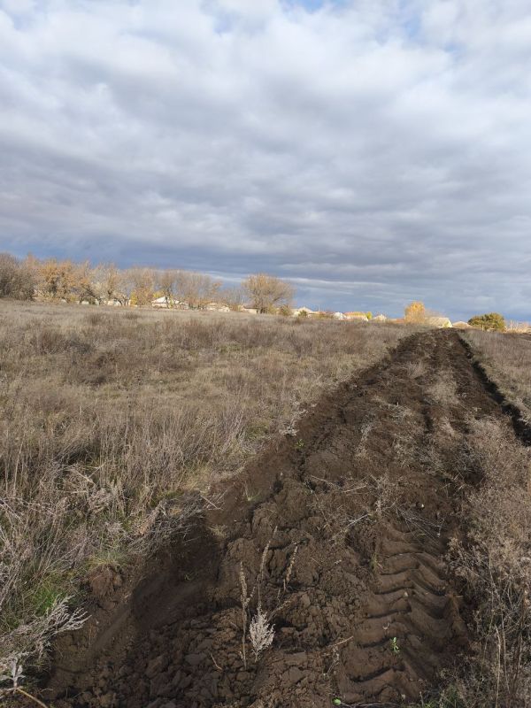 В рамках исполнения поручения Главы Старобельского муниципального округа Владимира Чернева продолжается работа по обустройству противопожарных минерализованных полос