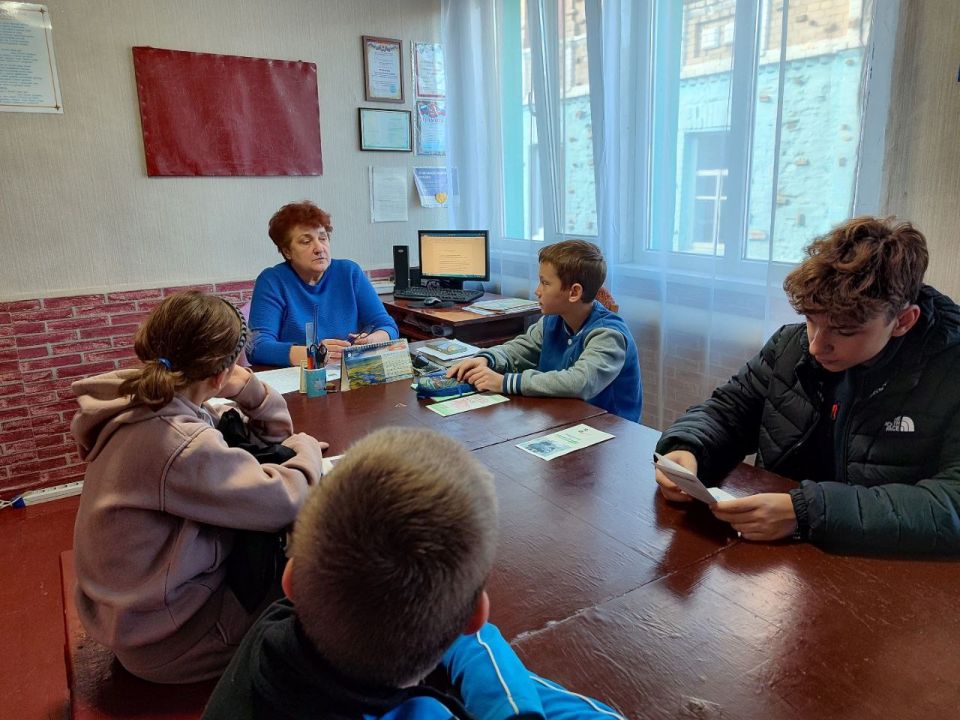 С воспитанниками Ровеньковского центра детского, юношеского туризма и краеведения проведена правовая дискуссия «Имею право или обязан»