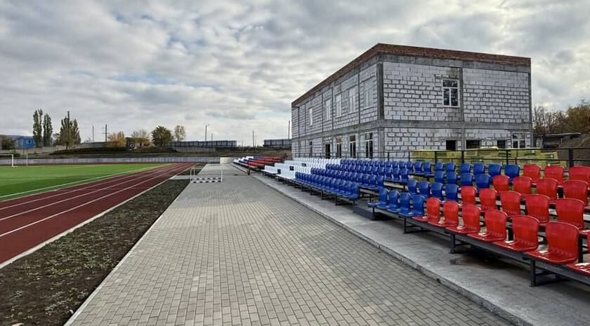 Специалисты публично-правовой компании «Единый заказчик в сфере строительства» и подрядчики приступили к отделочным работам в строящемся здании будущего административно-бытового корпуса стадиона «Шахтер» в Брянке