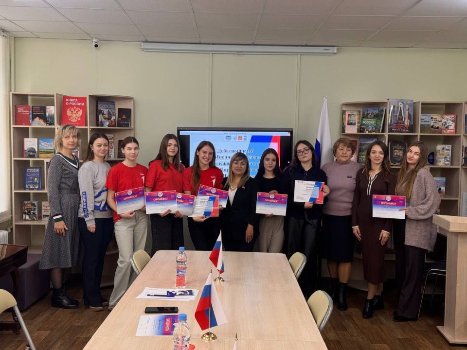 В Антрацитовском муниципальном округе состоялся интересный и познавательный дебатный турнир в рамках работы клуба «Мнение молодежи» на тему: «Онлайн-курсы и практический опыт способны полностью заменить университет?»