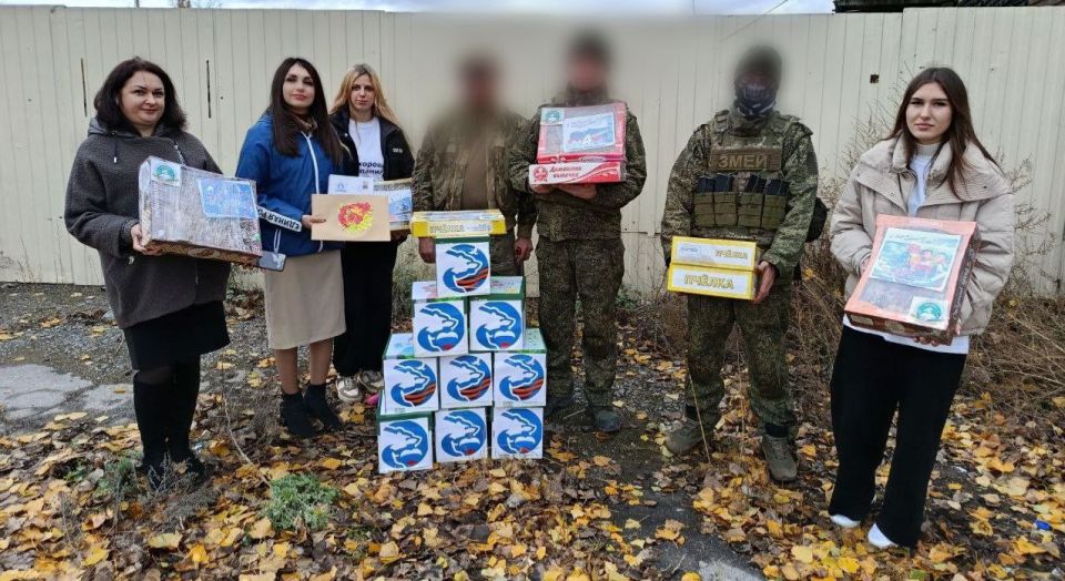 В Северодонецке в День народного единства единороссы передали военнослужащим выпечку, сухие души и открытки от детей